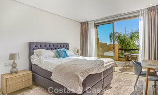 Ático modernizado y listo para entrar a vivir en venta en un complejo de lujo en la Milla de Oro de Marbella 790116 