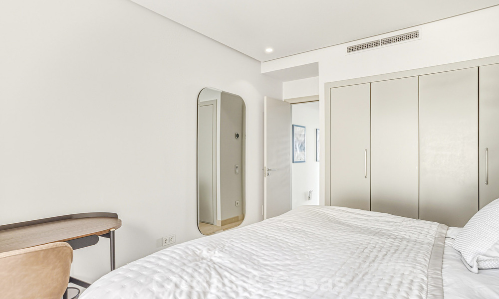 Ático modernizado y listo para entrar a vivir en venta en un complejo de lujo en la Milla de Oro de Marbella 790119