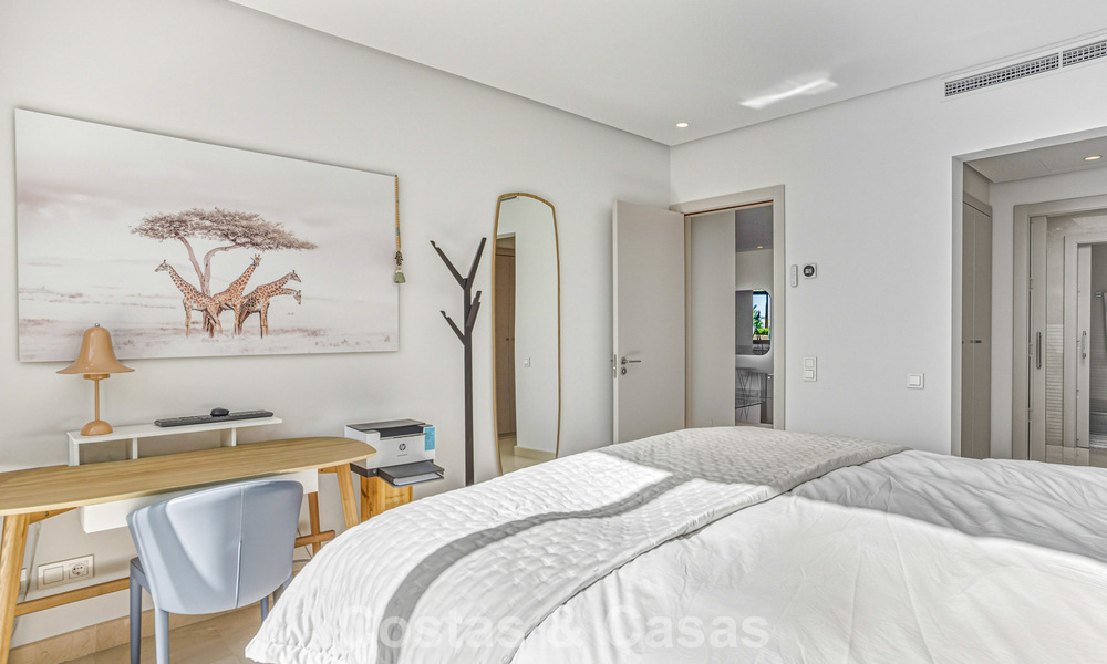 Ático modernizado y listo para entrar a vivir en venta en un complejo de lujo en la Milla de Oro de Marbella 790120