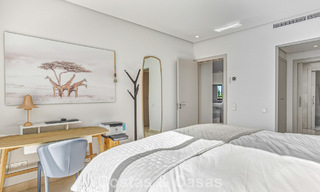 Ático modernizado y listo para entrar a vivir en venta en un complejo de lujo en la Milla de Oro de Marbella 790120 