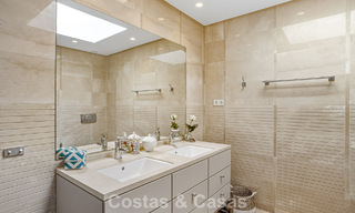 Ático modernizado y listo para entrar a vivir en venta en un complejo de lujo en la Milla de Oro de Marbella 790122 