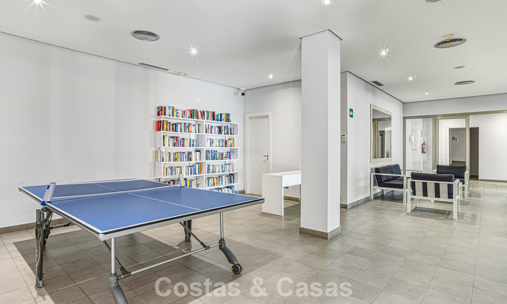 Ático modernizado y listo para entrar a vivir en venta en un complejo de lujo en la Milla de Oro de Marbella 790127