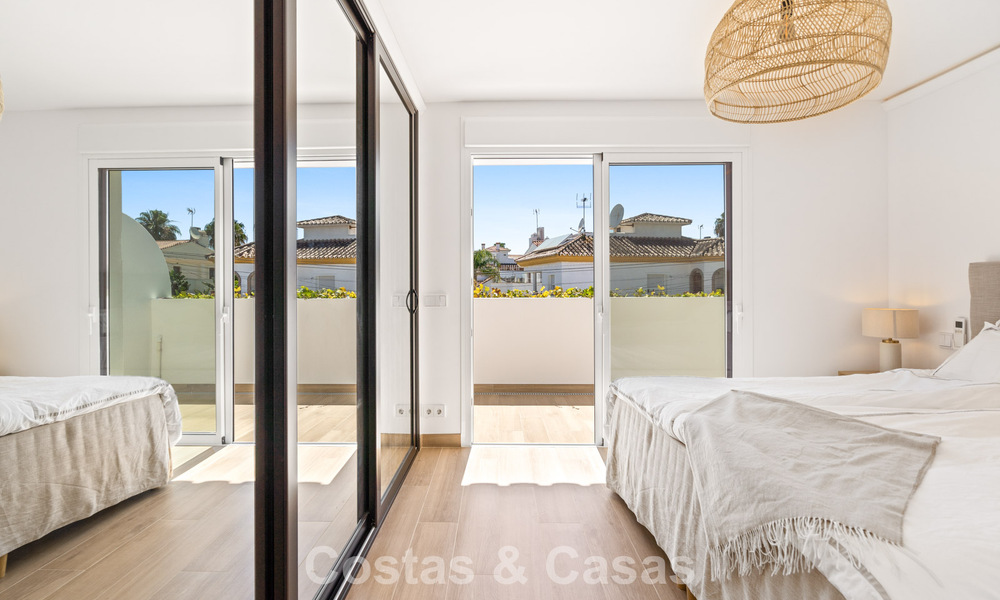 Encantadora adosada con interior contemporáneo en venta, a poca distancia de la playa y del centro de San Pedro, Marbella 790064