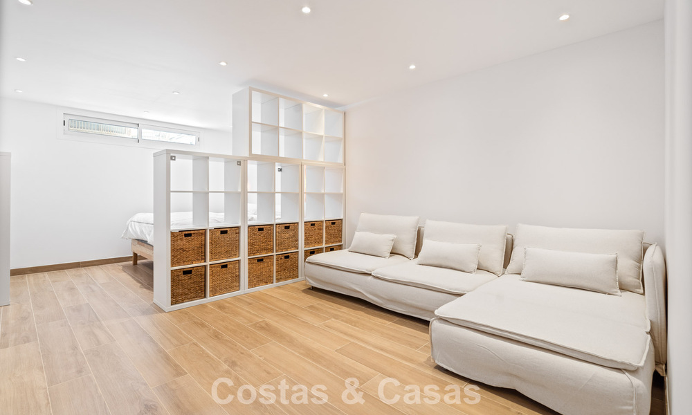 Encantadora adosada con interior contemporáneo en venta, a poca distancia de la playa y del centro de San Pedro, Marbella 790069