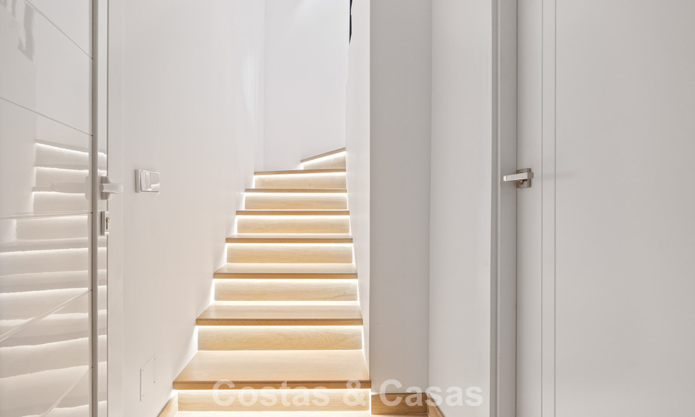 Encantadora adosada con interior contemporáneo en venta, a poca distancia de la playa y del centro de San Pedro, Marbella 790072