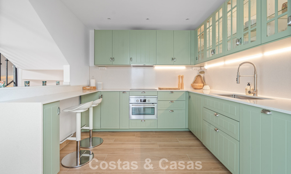 Encantadora adosada con interior contemporáneo en venta, a poca distancia de la playa y del centro de San Pedro, Marbella 790074