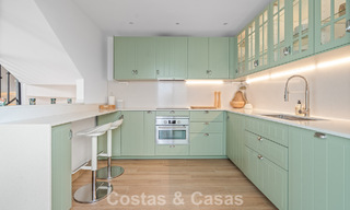 Encantadora adosada con interior contemporáneo en venta, a poca distancia de la playa y del centro de San Pedro, Marbella 790074 