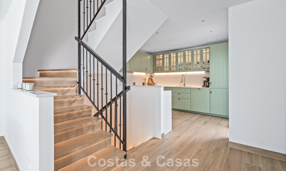 Encantadora adosada con interior contemporáneo en venta, a poca distancia de la playa y del centro de San Pedro, Marbella 790075