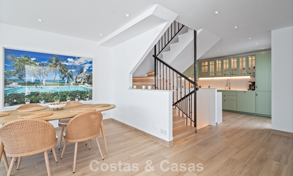 Encantadora adosada con interior contemporáneo en venta, a poca distancia de la playa y del centro de San Pedro, Marbella 790076