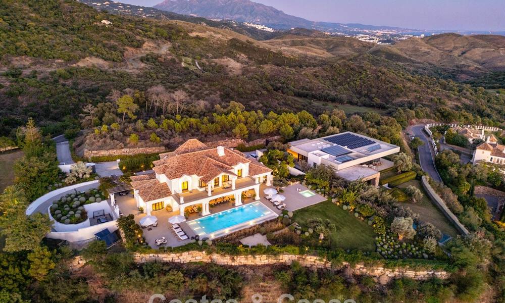 Villa de lujo mediterránea de arquitectura clásica en venta con vistas al mar en el Marbella Club Resort en Benahavís 790333