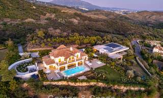Villa de lujo mediterránea de arquitectura clásica en venta con vistas al mar en el Marbella Club Resort en Benahavís 790333 