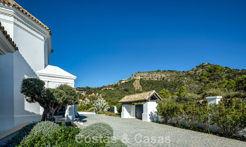 Villa de lujo mediterránea de arquitectura clásica en venta con vistas al mar en el Marbella Club Resort en Benahavís 790336
