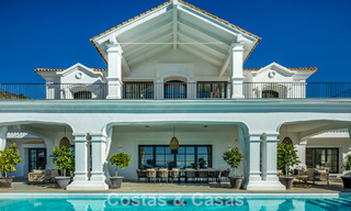 Villa de lujo mediterránea de arquitectura clásica en venta con vistas al mar en el Marbella Club Resort en Benahavís 790342 