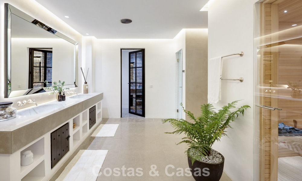 Villa de lujo mediterránea de arquitectura clásica en venta con vistas al mar en el Marbella Club Resort en Benahavís 790345