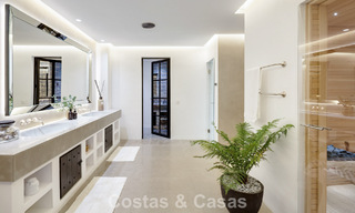 Villa de lujo mediterránea de arquitectura clásica en venta con vistas al mar en el Marbella Club Resort en Benahavís 790345 