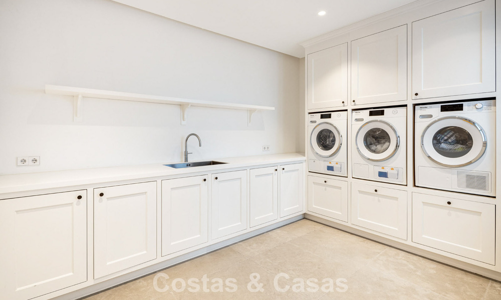 Villa de lujo mediterránea de arquitectura clásica en venta con vistas al mar en el Marbella Club Resort en Benahavís 790346