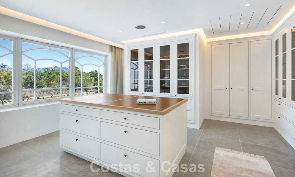 Villa de lujo mediterránea de arquitectura clásica en venta con vistas al mar en el Marbella Club Resort en Benahavís 790350