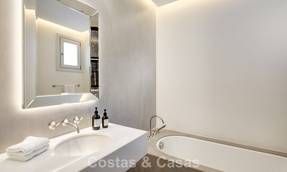 Villa de lujo mediterránea de arquitectura clásica en venta con vistas al mar en el Marbella Club Resort en Benahavís 790355