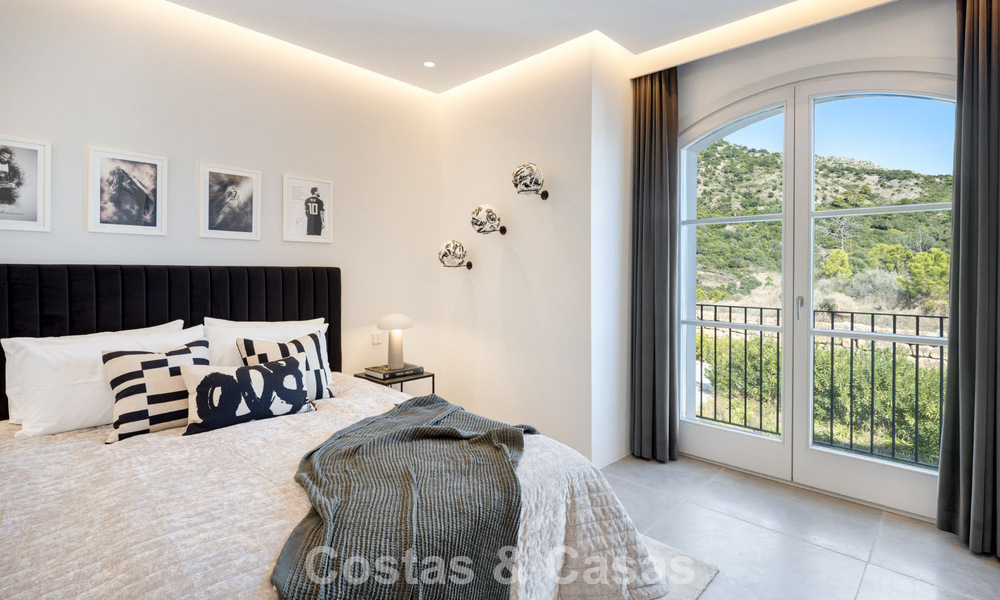 Villa de lujo mediterránea de arquitectura clásica en venta con vistas al mar en el Marbella Club Resort en Benahavís 790356