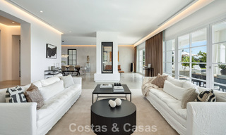 Villa de lujo mediterránea de arquitectura clásica en venta con vistas al mar en el Marbella Club Resort en Benahavís 790362 