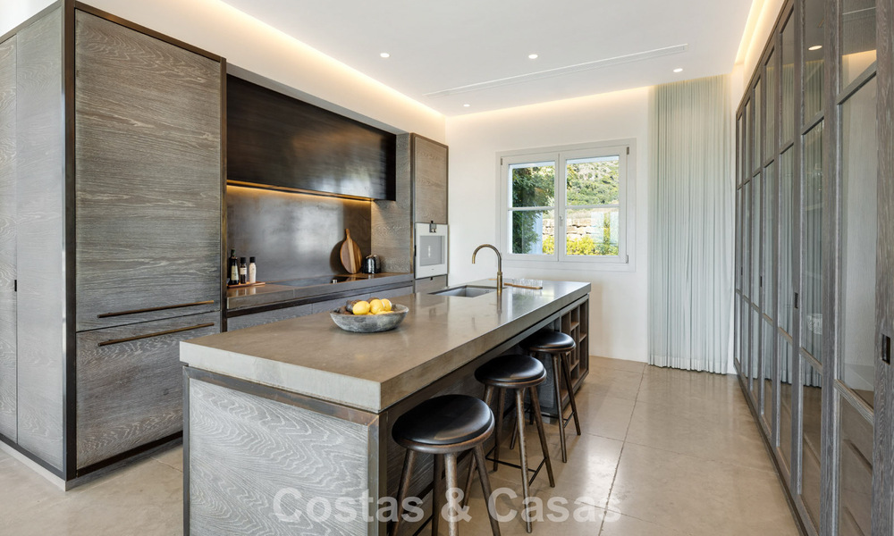 Villa de lujo mediterránea de arquitectura clásica en venta con vistas al mar en el Marbella Club Resort en Benahavís 790366