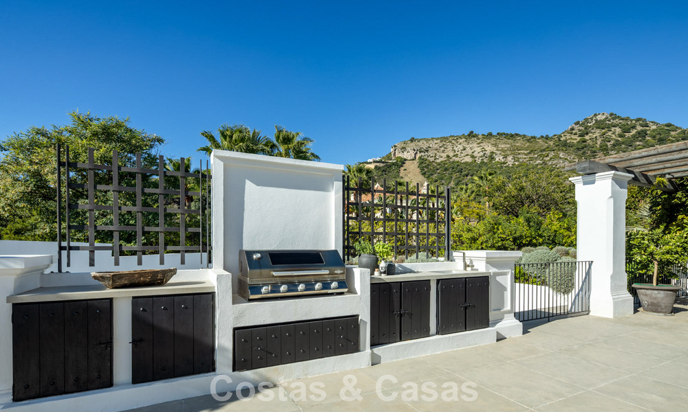 Villa de lujo mediterránea de arquitectura clásica en venta con vistas al mar en el Marbella Club Resort en Benahavís 790370