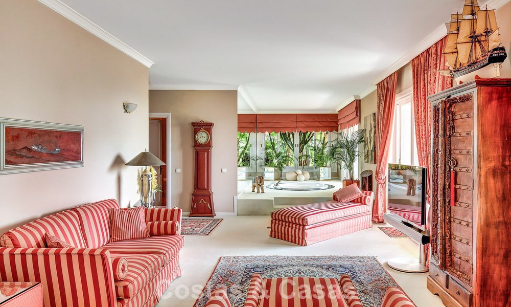 Majestuosa villa con arquitectura clásica en venta en la zona este de Marbella 790425