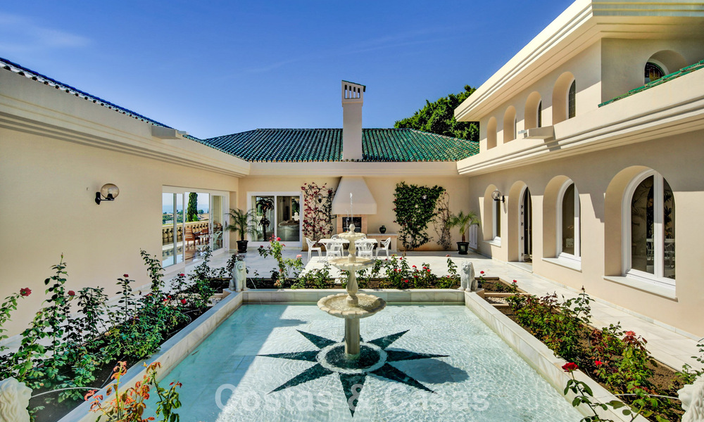 Majestuosa villa con arquitectura clásica en venta en la zona este de Marbella 790437