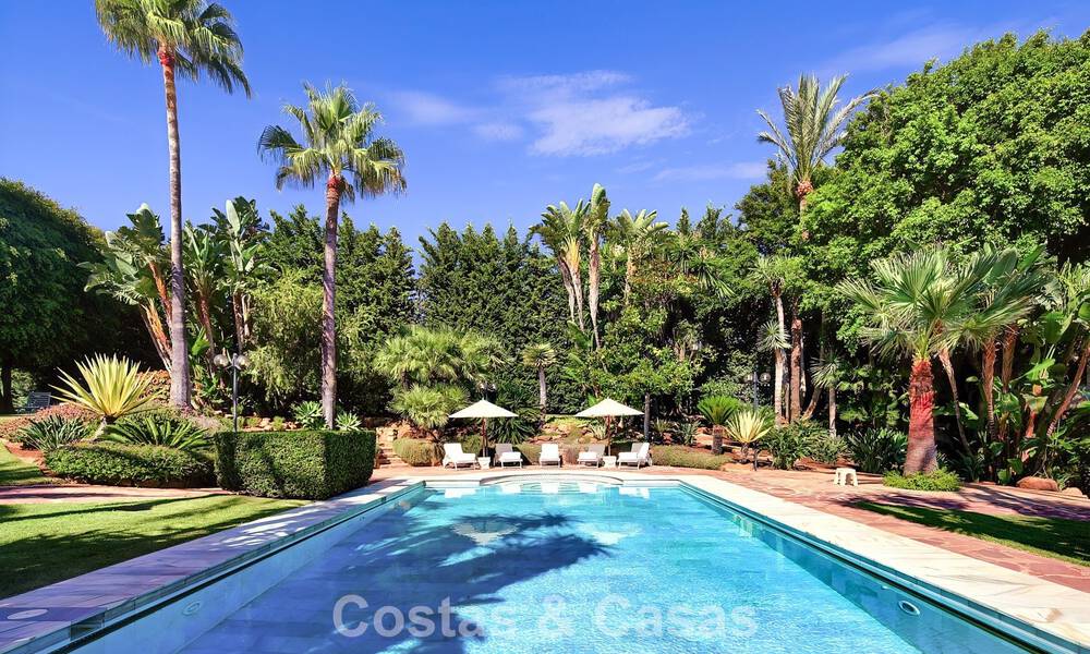 Majestuosa villa con arquitectura clásica en venta en la zona este de Marbella 790438