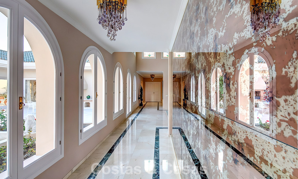 Majestuosa villa con arquitectura clásica en venta en la zona este de Marbella 790451