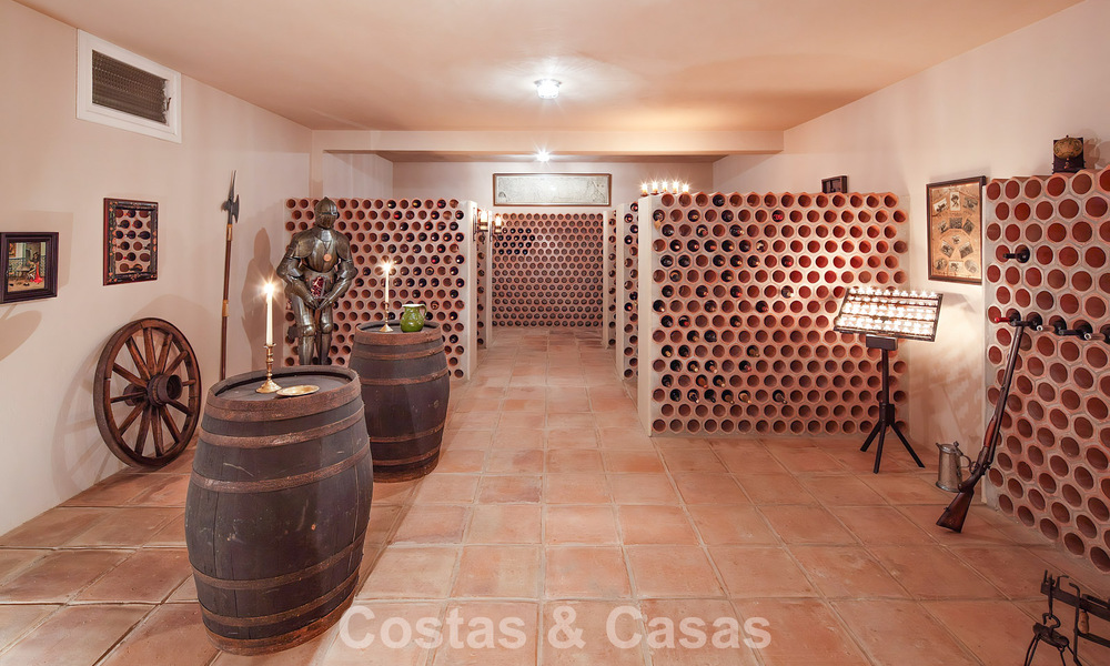 Majestuosa villa con arquitectura clásica en venta en la zona este de Marbella 790453