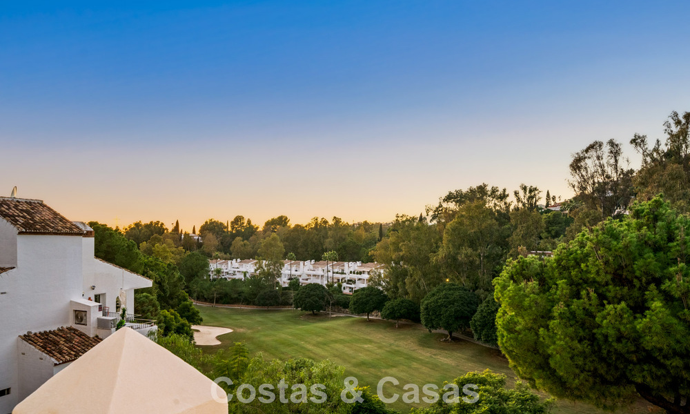 Apartamento dúplex renovado, listo para entrar a vivir, en venta con vistas a los campos de golf en La Quinta, Marbella - Benahavís 790459