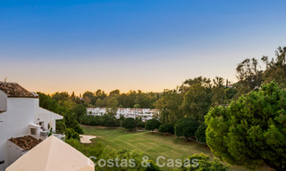 Apartamento dúplex renovado, listo para entrar a vivir, en venta con vistas a los campos de golf en La Quinta, Marbella - Benahavís 790459 