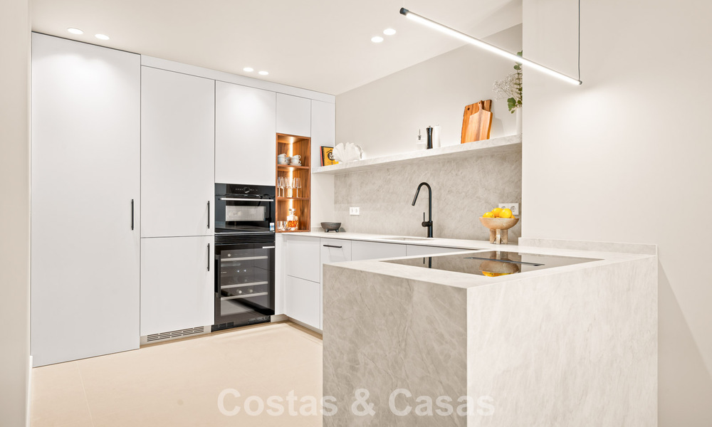 Apartamento dúplex renovado, listo para entrar a vivir, en venta con vistas a los campos de golf en La Quinta, Marbella - Benahavís 790460