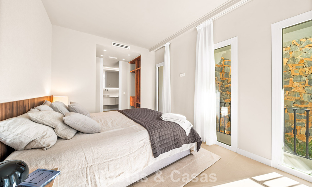 Apartamento dúplex renovado, listo para entrar a vivir, en venta con vistas a los campos de golf en La Quinta, Marbella - Benahavís 790463