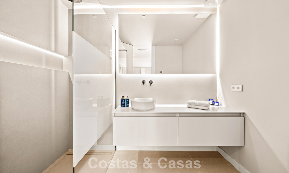 Apartamento dúplex renovado, listo para entrar a vivir, en venta con vistas a los campos de golf en La Quinta, Marbella - Benahavís 790465