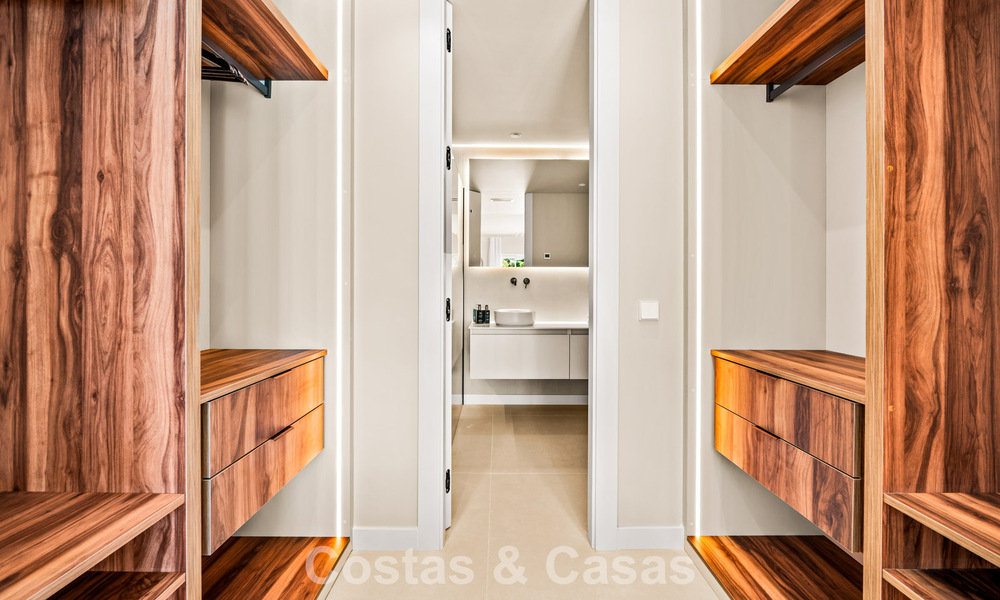 Apartamento dúplex renovado, listo para entrar a vivir, en venta con vistas a los campos de golf en La Quinta, Marbella - Benahavís 790466