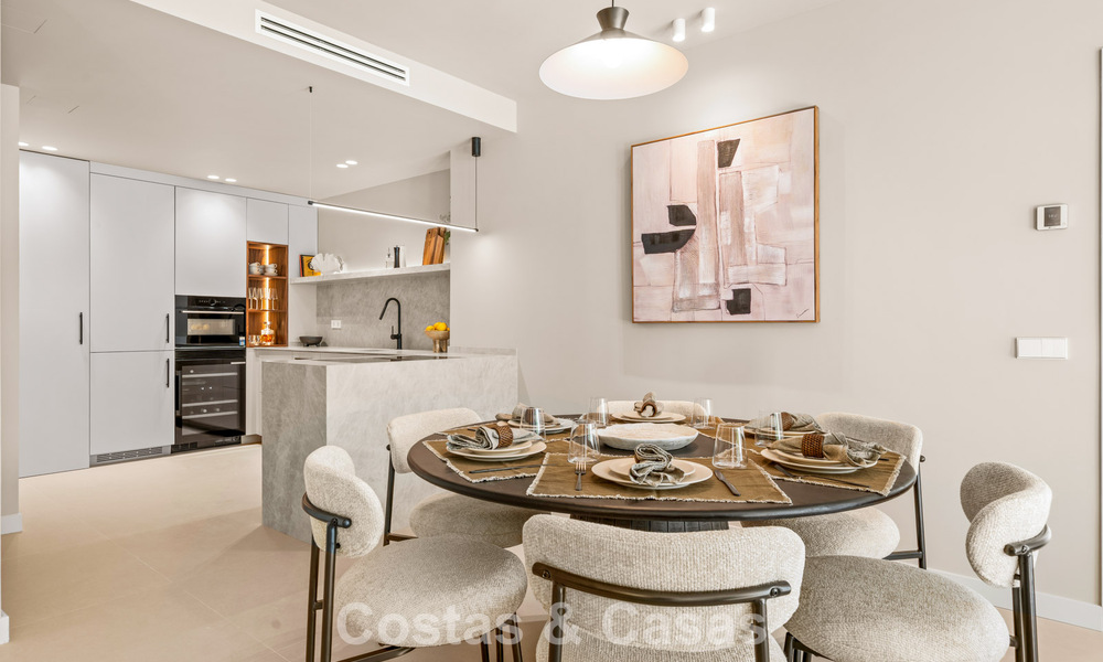 Apartamento dúplex renovado, listo para entrar a vivir, en venta con vistas a los campos de golf en La Quinta, Marbella - Benahavís 790469