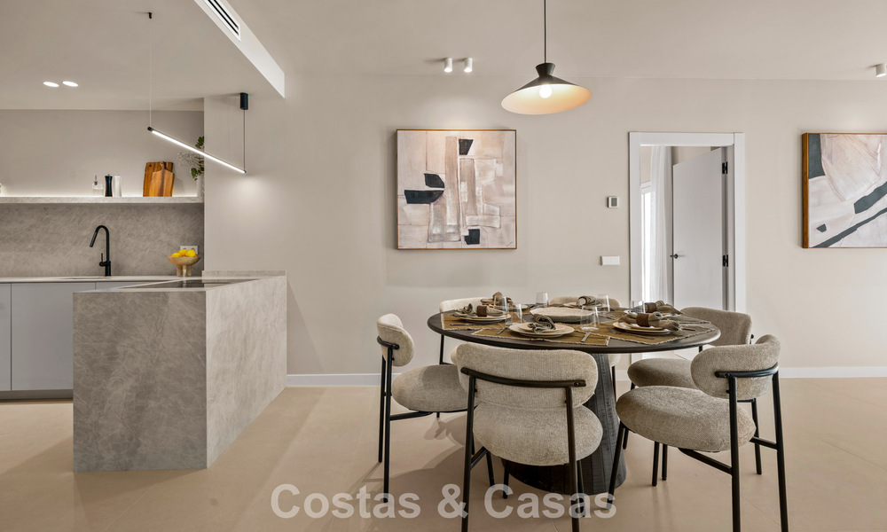 Apartamento dúplex renovado, listo para entrar a vivir, en venta con vistas a los campos de golf en La Quinta, Marbella - Benahavís 790470