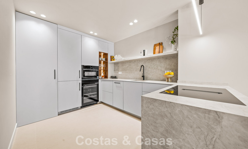 Apartamento dúplex renovado, listo para entrar a vivir, en venta con vistas a los campos de golf en La Quinta, Marbella - Benahavís 790471