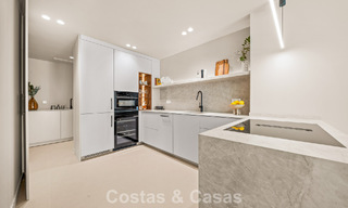 Apartamento dúplex renovado, listo para entrar a vivir, en venta con vistas a los campos de golf en La Quinta, Marbella - Benahavís 790472 