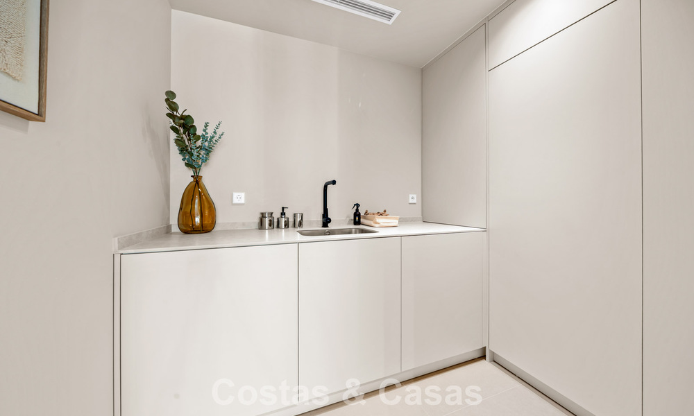 Apartamento dúplex renovado, listo para entrar a vivir, en venta con vistas a los campos de golf en La Quinta, Marbella - Benahavís 790473