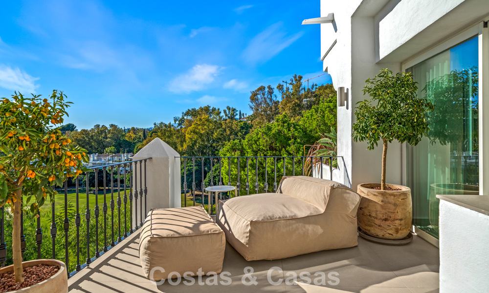 Apartamento dúplex renovado, listo para entrar a vivir, en venta con vistas a los campos de golf en La Quinta, Marbella - Benahavís 790475