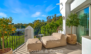 Apartamento dúplex renovado, listo para entrar a vivir, en venta con vistas a los campos de golf en La Quinta, Marbella - Benahavís 790475 