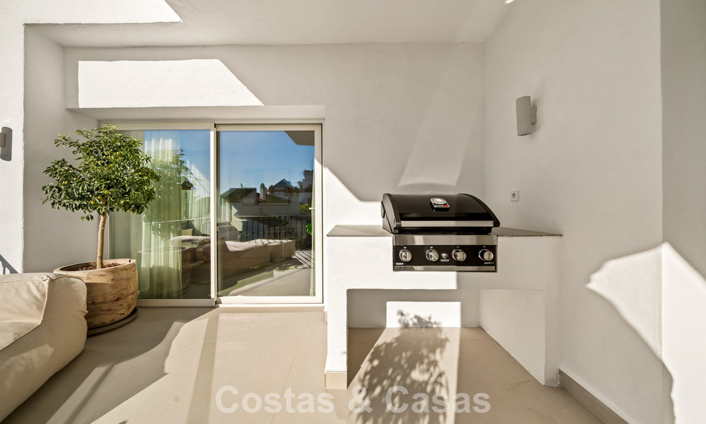 Apartamento dúplex renovado, listo para entrar a vivir, en venta con vistas a los campos de golf en La Quinta, Marbella - Benahavís 790476