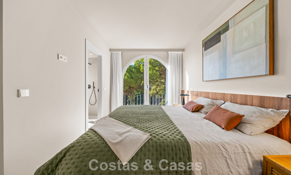Apartamento dúplex renovado, listo para entrar a vivir, en venta con vistas a los campos de golf en La Quinta, Marbella - Benahavís 790477