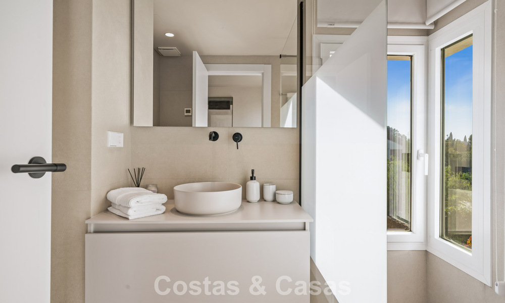 Apartamento dúplex renovado, listo para entrar a vivir, en venta con vistas a los campos de golf en La Quinta, Marbella - Benahavís 790480