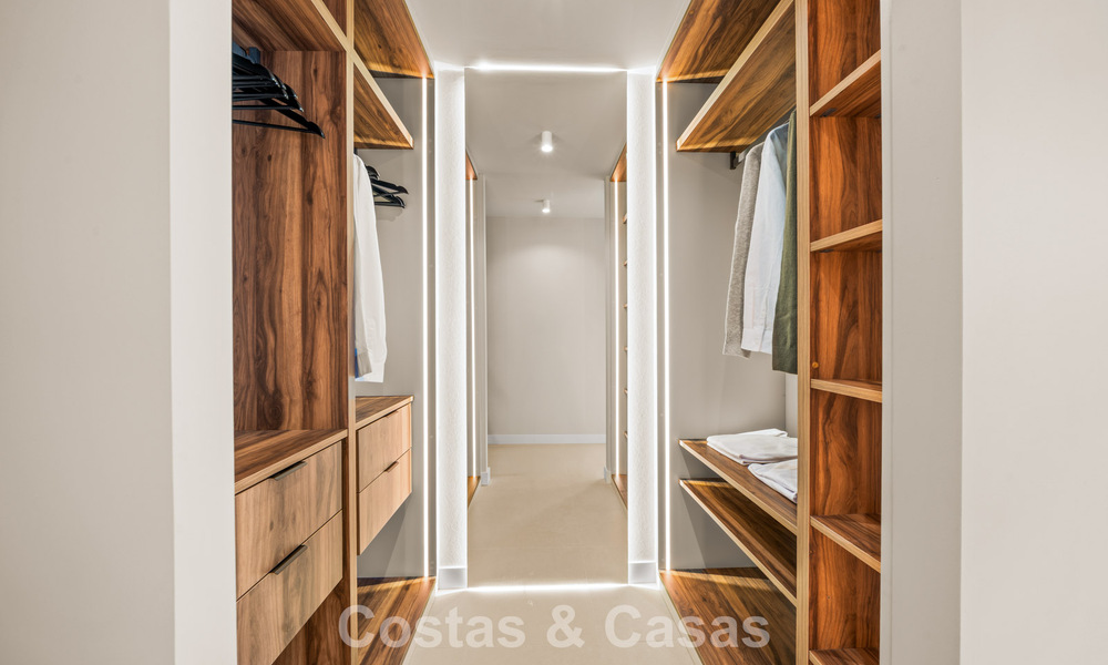 Apartamento dúplex renovado, listo para entrar a vivir, en venta con vistas a los campos de golf en La Quinta, Marbella - Benahavís 790482