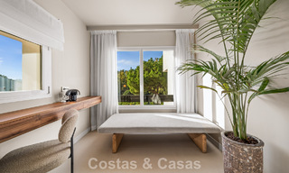 Apartamento dúplex renovado, listo para entrar a vivir, en venta con vistas a los campos de golf en La Quinta, Marbella - Benahavís 790485 