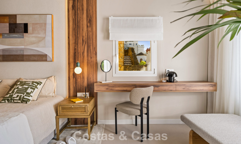 Apartamento dúplex renovado, listo para entrar a vivir, en venta con vistas a los campos de golf en La Quinta, Marbella - Benahavís 790489